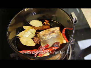 5、食欲大开的凉拌牛肉,重新另起一锅水放入所有的卤料和牛肉，大火烧开转小火烧60分钟