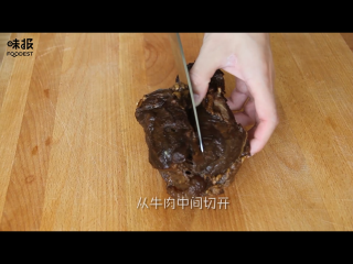 7、食欲大开的凉拌牛肉,第二天取出入味的牛肉，先从中间切一刀