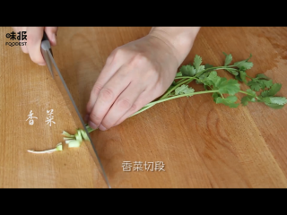 10、食欲大开的凉拌牛肉,香菜切段