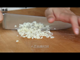 12、食欲大开的凉拌牛肉,大蒜拍扁切碎