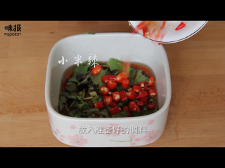 13、食欲大开的凉拌牛肉,将香菜，小米辣，大蒜放入准备好的调料中。