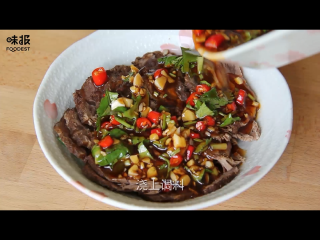 14、食欲大开的凉拌牛肉,均匀的浇在牛肉上