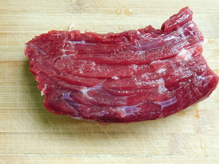 1、黑胡椒牛柳,准备好牛肉