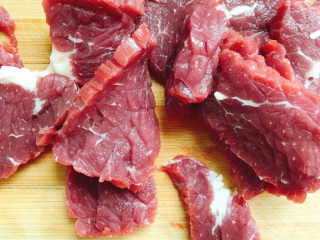 2、黑胡椒牛柳,先切片