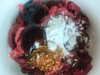 4、黑胡椒牛柳,放入玉米淀粉、花椒粉，蚝油拌匀