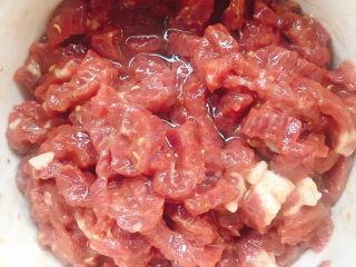 6、黑胡椒牛柳,拌匀，让食用食材完全融合在一起