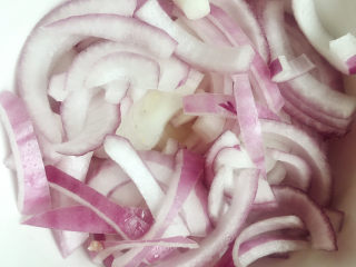 8、黑胡椒牛柳,切成丝