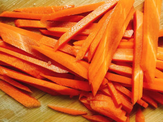 9、黑胡椒牛柳,胡萝卜切成丝