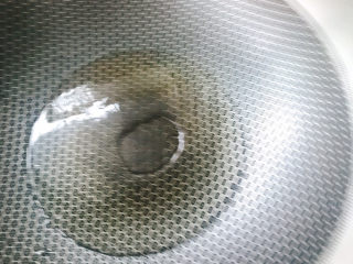 11、黑胡椒牛柳,锅烧热后放入油