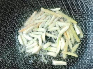 13、黑胡椒牛柳,放大蒜炒香