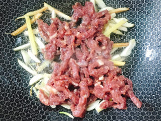 14、黑胡椒牛柳,倒入牛肉