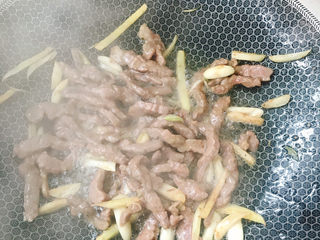 16、黑胡椒牛柳,炒至7成熟