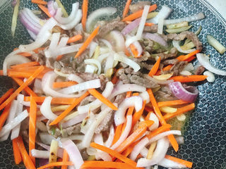 18、黑胡椒牛柳,翻炒均匀