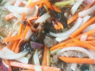 20、黑胡椒牛柳,锅中加入少许清水，将黑椒酱放入锅中