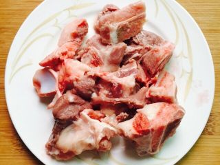 1、营养滋补+白萝卜筒骨汤,筒骨剁成小块清洗干净再放在清水里浸泡十分钟浸出血水再冲洗干净