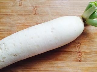 2、营养滋补+白萝卜筒骨汤,白萝卜一根