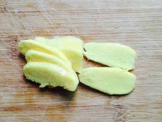 3、营养滋补+白萝卜筒骨汤,姜洗干净去皮切片