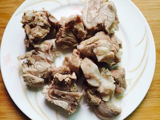 11、营养滋补+白萝卜筒骨汤,沥干水分装盘备用