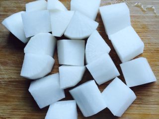 17、营养滋补+白萝卜筒骨汤,白萝卜洗净去皮切块