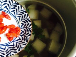 23、营养滋补+白萝卜筒骨汤,放入枸杞搅拌均匀