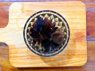 1、山药黑木耳胡萝卜排骨汤,黑木耳提前泡发至少两小时以上!