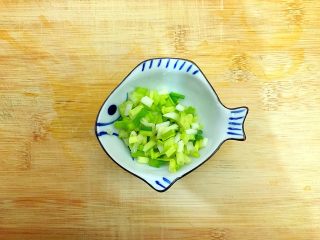 3、山药黑木耳胡萝卜排骨汤,小葱洗净切碎,备用!