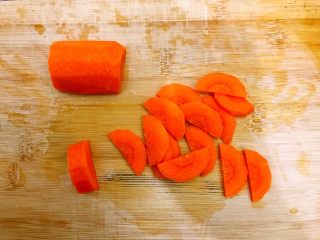 5、山药黑木耳胡萝卜排骨汤,胡萝卜去皮洗净,先对半切开,再如图所示,切成薄片!