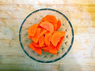 6、山药黑木耳胡萝卜排骨汤,全部切好了,备用!