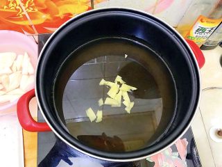 11、山药黑木耳胡萝卜排骨汤,放入姜片!