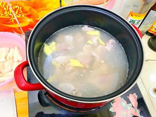 13、山药黑木耳胡萝卜排骨汤,水开后放入排骨,煮两三分钟!