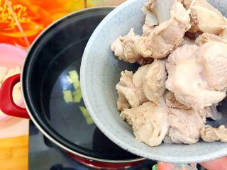 16、山药黑木耳胡萝卜排骨汤,放入排骨!