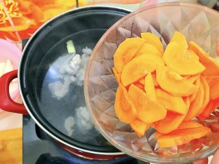 18、山药黑木耳胡萝卜排骨汤,放入胡萝卜!