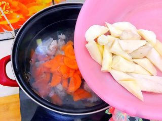 19、山药黑木耳胡萝卜排骨汤,放入山药(倒去浸泡山药的水)!