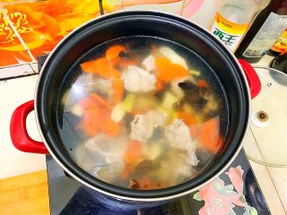 21、山药黑木耳胡萝卜排骨汤,搅拌一下,大火开煮!