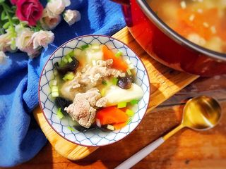 25、山药黑木耳胡萝卜排骨汤,撒上小葱,美美的摆拍一下,稍微晾凉之后就可以享用啦!