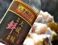 7、黄豆焖猪蹄,调入鲜味酱油翻炒均匀