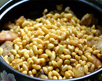 10、黄豆焖猪蹄,加入黄豆搅匀，大火烧开