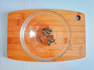 2、补铁食谱-花生酱木耳米粉糊,木耳倒入大碗里