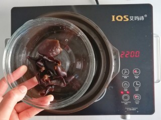 5、补铁食谱-花生酱木耳米粉糊,泡发好的木耳煮10分钟