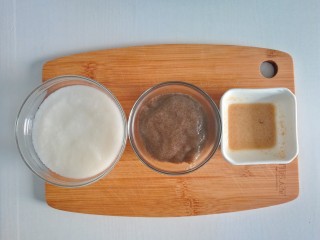 12、补铁食谱-花生酱木耳米粉糊,冲调好的米糊，打好的木耳泥，稀释的花生酱
