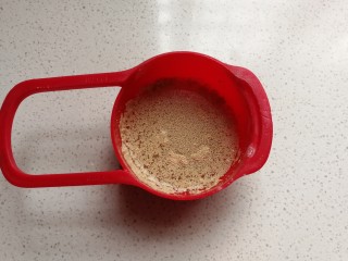 2、奶香玉米面窝窝头,白糖加适量温水化开