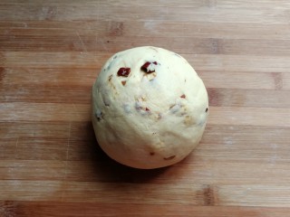 9、奶香玉米面窝窝头,把红枣颗粒揉进面团中,使其均匀混合在面团中,再揉成一个光滑的面团