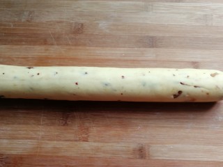 10、奶香玉米面窝窝头,把面团搓成长圆条状