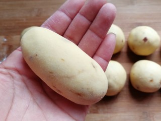 12、奶香玉米面窝窝头,面团静置好后,先取一个面团,用手搓成圆柱状