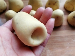 13、奶香玉米面窝窝头,然后用大拇指在底部戳一个小洞