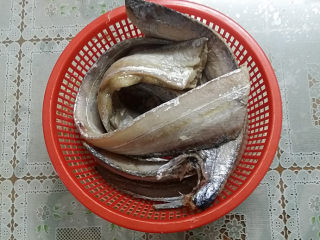 1、红烧带鱼,带鱼去鳞洗净稍沥干