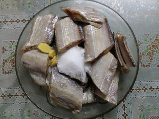 2、红烧带鱼,切大段加姜片、料酒和食盐腌制一会儿便于入味