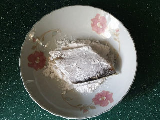 4、红烧带鱼,放至碟子中双面扑层簿簿的生粉