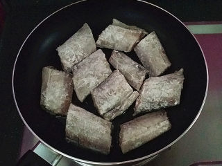 5、红烧带鱼,锅热倒油、放入鱼块后转中大火