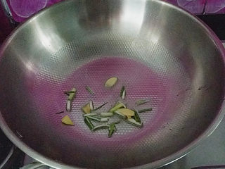 7、红烧带鱼,另起锅烧热倒油、煸香葱姜